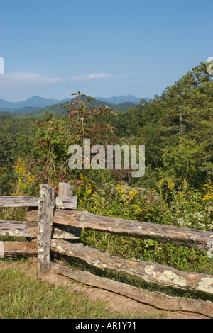 Vue panoramique de Blue Ridge Mountains derrière split clôture à un panorama de la région de North Georgia, USA Banque D'Images