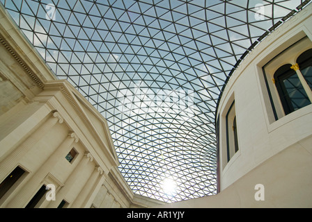 Résumé de l'horizontale et de verre d'acier de la Queen Elizabeth II Great Court et de la salle de lecture du British Museum Banque D'Images