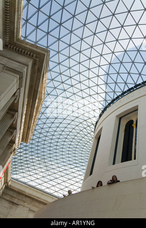 Résumé de la verticale et de verre d'acier de la Queen Elizabeth II Great Court au centre du British Museum. Banque D'Images