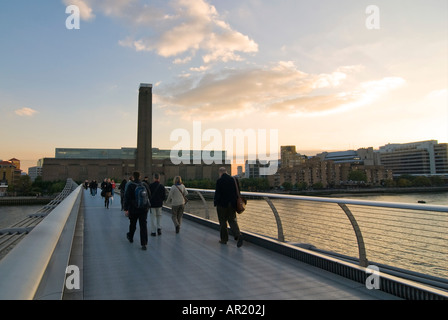 Grand angle horizontal de la Tate Modern museum et le Millennium Bridge traversant la Tamise au coucher du soleil. Banque D'Images