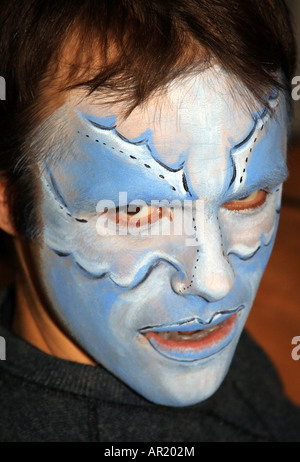 Le mal d'oeil d'un homme avec visage peint. Banque D'Images