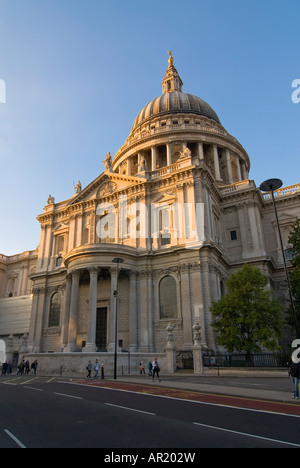 Grand angle vertical du côté sud de la cathédrale St Paul avec son célèbre toit en dôme against a blue sky Banque D'Images