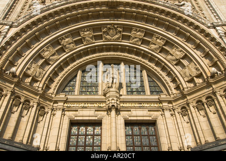 L'horizontale de près de l'entrée grand front au Victoria and Albert Museum aka le V&A sur une journée ensoleillée Banque D'Images