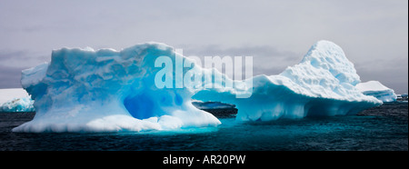 Dans l'Iceberg iceberg altérés cimetière off Pleneau Island, Antarctica Banque D'Images