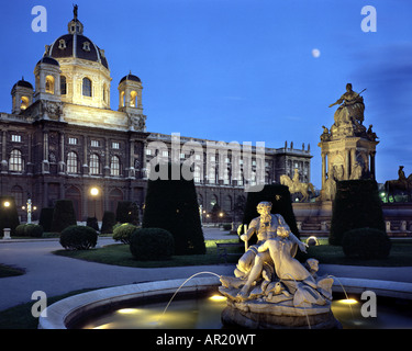 A - VIENNE : Parc Maria Theresia et Musée d'histoire naturelle de nuit Banque D'Images