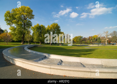 Grand angle horizontal de la Diana Princess of Wales Memorial Fountain dans Hyde Park sur une belle journée ensoleillée Banque D'Images