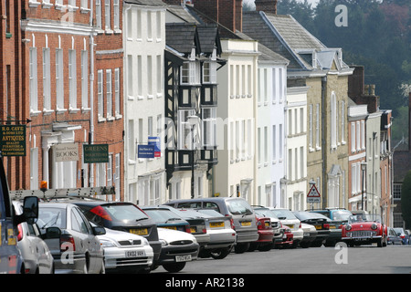 Rue Large Ludlow, Shropshire, avec des voitures en stationnement sur rue Banque D'Images