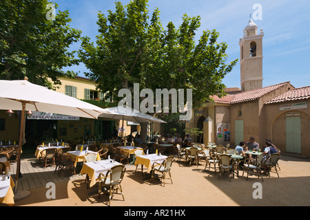 Restaurant et hôtel de ville dans le centre de la station, Algajola près de Calvi, La Balagne, Côte Nord, Corse, France Banque D'Images