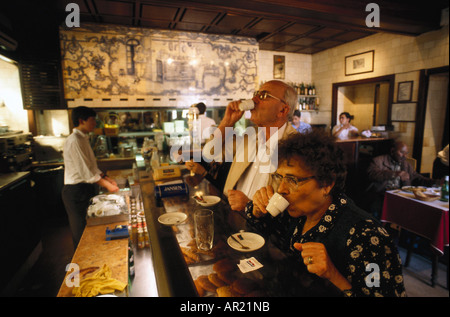 Les aînés de boire du café en café San Martinho da Arcada, Praca do Comercio, la Baixa, Lisbonne, Portugal Banque D'Images