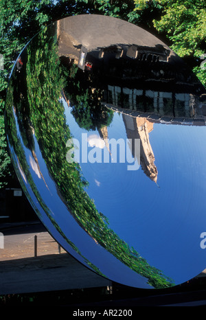 Le miroir Sky en acier inoxydable à l'extérieur du théâtre Nottingham Playhouse Nottingham Angleterre GB UK Europe Banque D'Images