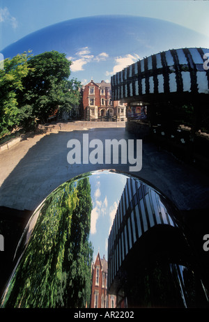 Le Miroir du ciel en acier inoxydable à l'extérieur de la Nottingham Playhouse Theatre Nottingham Angleterre GO UK EU Europe Banque D'Images
