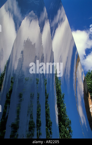 Le Miroir du ciel en acier inoxydable à l'extérieur de la Nottingham Playhouse Theatre Nottingham Angleterre GO UK EU Europe Banque D'Images