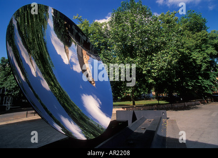 Le Miroir du ciel en acier inoxydable à l'extérieur de la Nottingham Playhouse Theatre Nottingham Angleterre GO UK EU Europe Banque D'Images