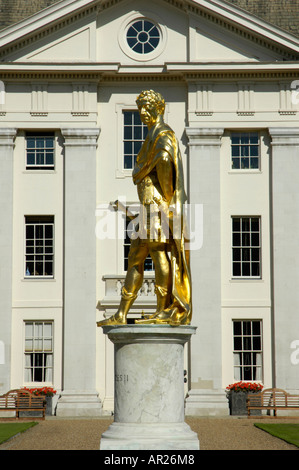 Close up of building et la statue de Charles II au Royal Hospital Chelsea Londres Angleterre Banque D'Images