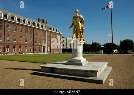 Voir la figure de cour et statue du roi Charles II au Royal Hospital Chelsea Londres Angleterre Banque D'Images