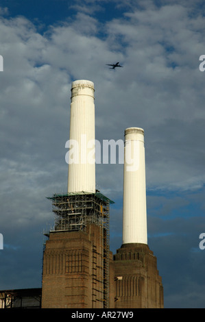 Close up de deux cheminées Battersea Power Station London England Banque D'Images