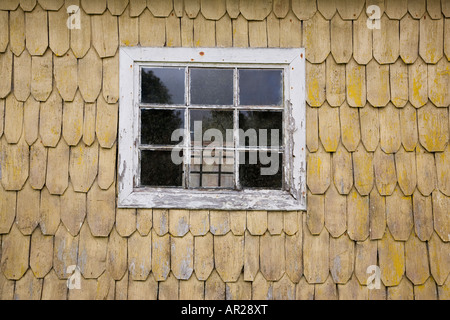 Bardeaux de cèdre ou tejuelas sur le mur d'un bâtiment ancien de l'île de Chiloé au Chili Banque D'Images