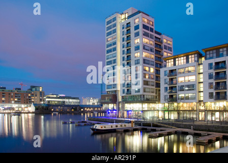 Voir la soirée d'une tour moderne waterside apartments sur Charlotte Quai du Grand Canal Docks docks de Dublin Banque D'Images