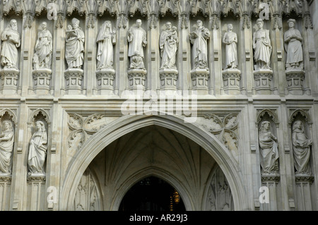 Des statues de martyrs chrétiens au-dessus de la grande porte de l'ouest de l'abbaye de Westminster London UK Banque D'Images