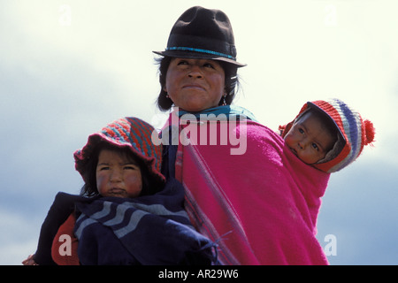 Jeune autochtone mère d'Amérique du Sud avec ses deux enfants dans les montagnes des Andes Equateur Amérique du Sud Banque D'Images