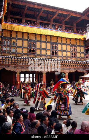 Bhoutan Paro Tsechu festival foule regardant la danse des chapeaux noirs Shanag Banque D'Images