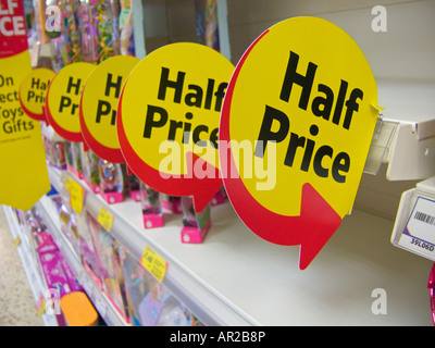 Signes à moitié prix dans un supermarché, uk Banque D'Images