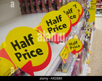 Signes à moitié prix dans un supermarché, uk Banque D'Images