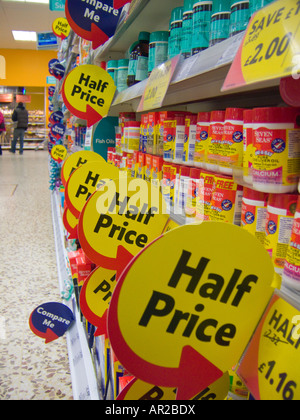 Signes à moitié prix dans un supermarché, uk Banque D'Images