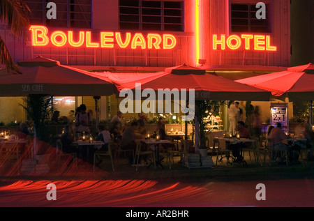 Avalon Hotel à South Beach Miami avec 1950 Thunderbird stationné à l'extérieur Banque D'Images