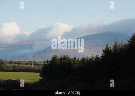 Les nuages au-dessus des montagnes en rampant Slea Head Péninsule de Dingle, comté de Kerry République d'Irlande Europe Banque D'Images