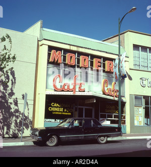 Vue extérieure de la façade moderne Cafe 1950 et 1970 voiture garée à l'extérieur dans une rue de la ville de Nanaimo, British Columbia Canada Kathy DEWITT Banque D'Images