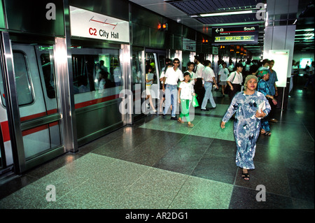 Transports Singapour City Hall Station train les passagers qui quittent le système de transport rapide de masse Banque D'Images