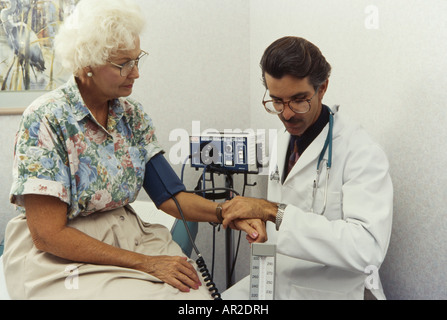 Doctor giving examen physique pour les personnes âgées, Miami Banque D'Images