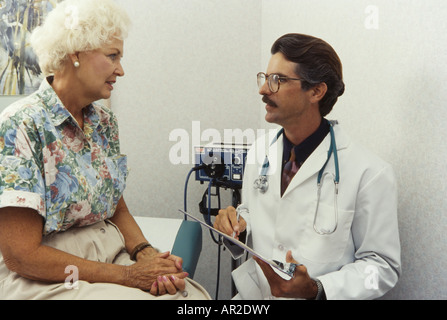 Doctor giving examen physique pour les personnes âgées, Miami Banque D'Images