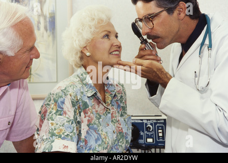 Doctor giving examen physique pour les personnes âgées, Miami Banque D'Images