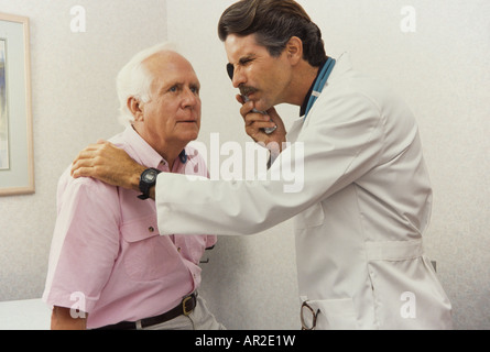 Doctor giving examen physique pour les personnes âgées, Miami Banque D'Images