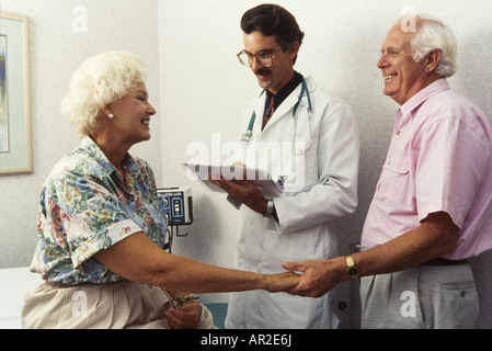 Doctor giving examen physique pour les personnes âgées, Miami Banque D'Images