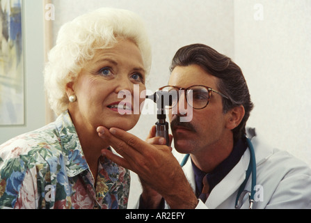 Doctor giving examen physique pour les personnes âgées, Miami Banque D'Images