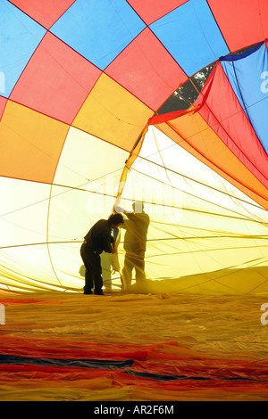 Silhouette de pilote, pris à la recherche dans le ballon, car ils posent sur le terrain et qu'ils préparent pour l'inflation. Reg No.G-CCKY Banque D'Images