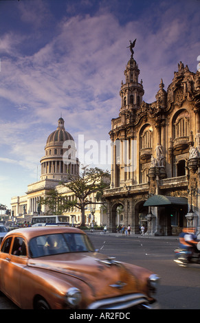 Vieilles voitures passant du Gran Teatro Capitolio Habana Vieja Cuba La Havane Banque D'Images