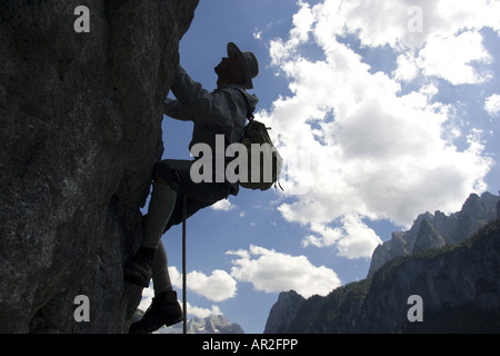 Alpiniste historique à un mur d'escalade de roche en contre-jour, l'Autriche, l'Gosautal Banque D'Images