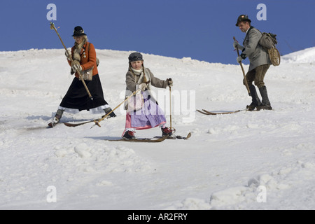 La famille avec des vêtements à l'ancienne sur un voyage de ski, Autriche Banque D'Images