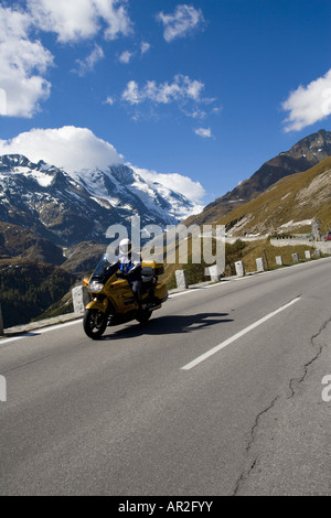 Le motocycliste avec la haute route alpine du Grossglockner en arrière-plan, Autriche Banque D'Images