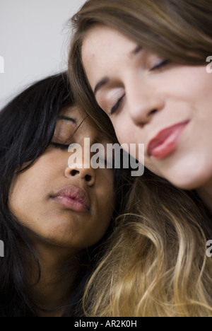 Deux copines dans l'amour, avec les yeux fermés Banque D'Images