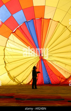 Silhouette de pilote, pris à la recherche dans le ballon, car ils posent sur le terrain et qu'ils préparent pour l'inflation. Reg No.G-CCKY Banque D'Images