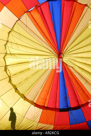 Silhouette de pilote, pris à la recherche dans le ballon, car ils posent sur le terrain et qu'ils préparent pour l'inflation. Reg No.G-CCKY Banque D'Images