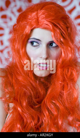 Portrai d'une femme avec une perruque rouge Banque D'Images