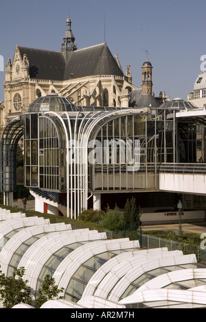 Voir l'église de Saint-Eustache avec les Halles en face, en France, Les Halles, Paris Banque D'Images