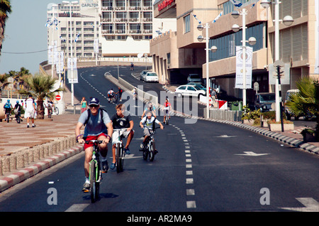 Israël Tel Aviv, Rue Herbet Samuel les cyclistes dans la rue vide de voitures pendant Yom Kippour, Octobre 2005 Banque D'Images