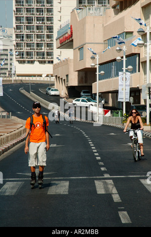 Israël Tel Aviv, Rue Herbet Samuel roller blade riders dans la rue vide de voitures pendant Yom Kippour, Octobre 2005 Banque D'Images